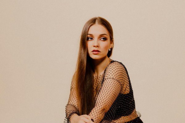 Jupe en satin : charme intemporel et astuces pour l'adopter selon votre style